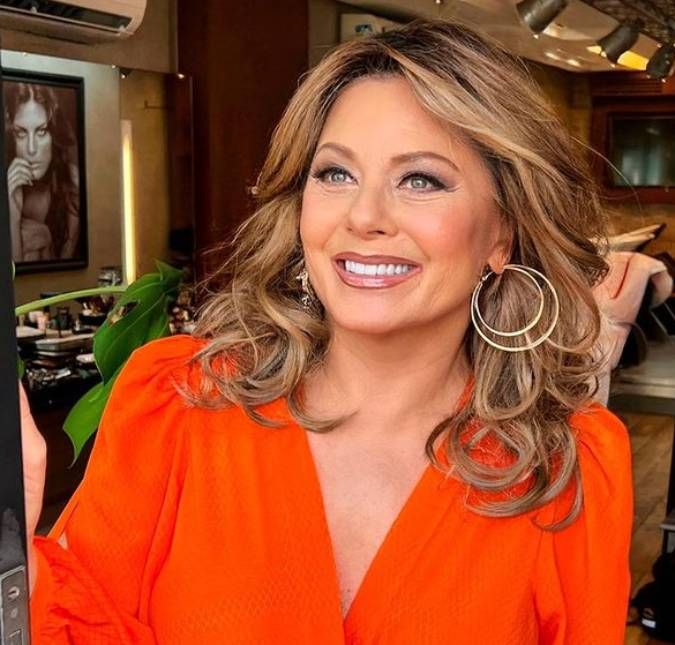 A atriz estava com um cabelão de dar inveja e com uma maquiagem divina