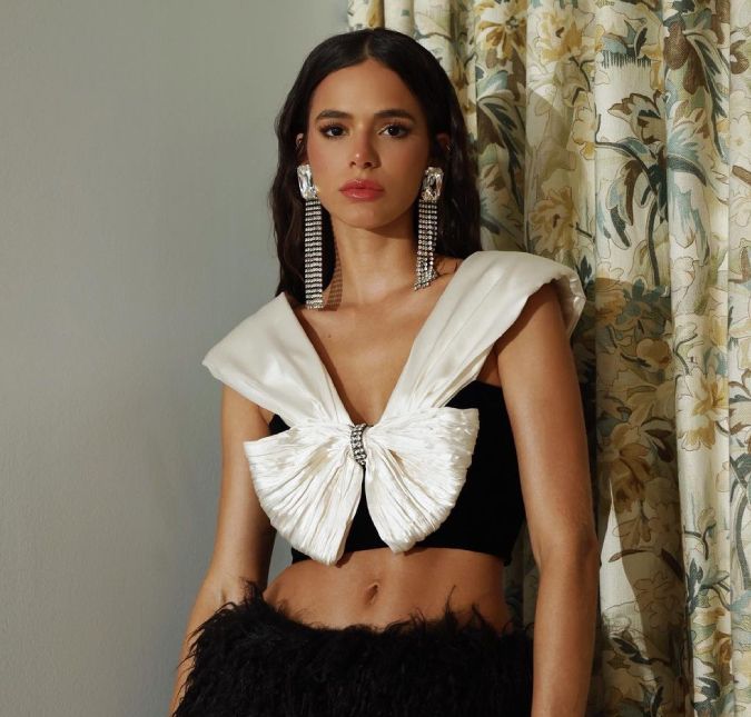 Bruna Marquezine surge curtindo jogo com elenco de Besouro Azul, confira! A atriz parecia super animada durante a partida do Atlanta United FC