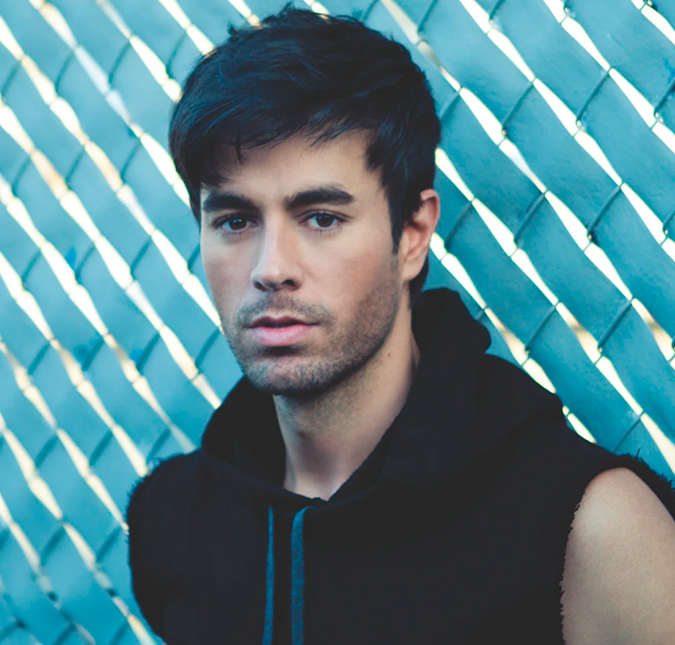 Enrique Iglesias faz sucesso desde os anos 2000 aqui no país. Nascido em 8 de maio de 1975, ele começou a carreira cantando em espanhol e, apesar de já ter se arriscado com músicas em inglês, é na língua latina que faz mesmo sucesso por aqui! Um de seus maiores hits é Bailando, aquela música para arrasar na hora de requebrar!