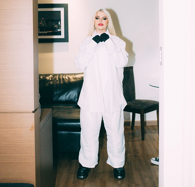 A cantora tinha uma aparência bem diferente quando começou a carreira no YouTube