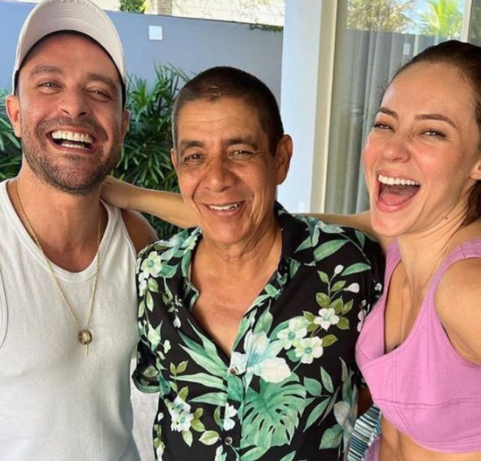 Paolla Oliveira compartilhou uma foto em suas redes sociais com nada mais, nada menos do que Zeca Pagodinho ao lado do casal. Durante o encontro com o cantor, eles revelaram que Zeca será enredo da Grande Rio no carnaval de 2023 e o clima do bate-papo entre eles parecia super descontraído tanto que todo mundo está dando gargalhada para o click publicado. Que trio, né!?