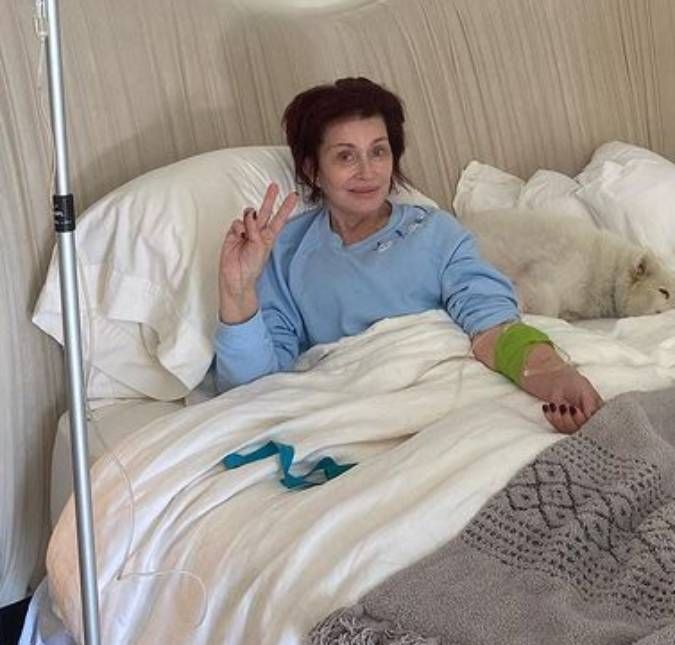 Com Covid-19, Sharon Osbourne publica foto na na cama usando acesso na veia Apesar de estar com o vírus, ela se sente muito bem