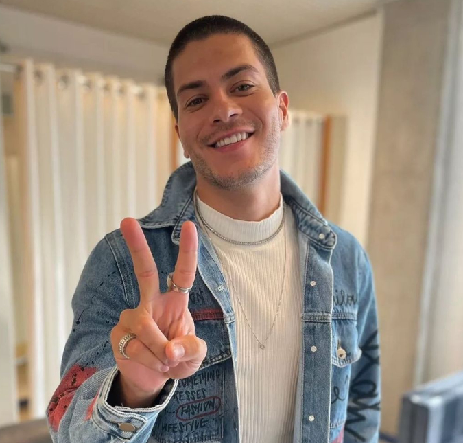 Arthur Aguiar faz festa para equipe que cuidou das redes sociais durante <I>BBB22</i>