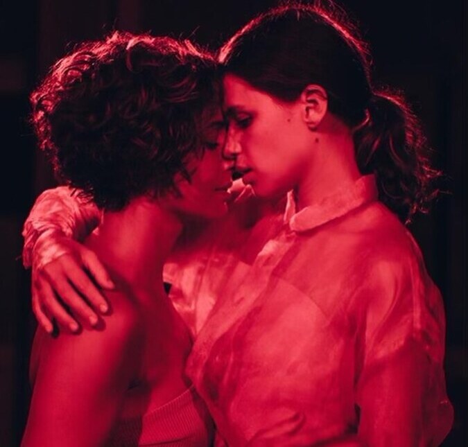 Bruna Linzmeyer posta clique beijando Camila Pitanga em clipe: <i>Climãozinho lésbico</i>