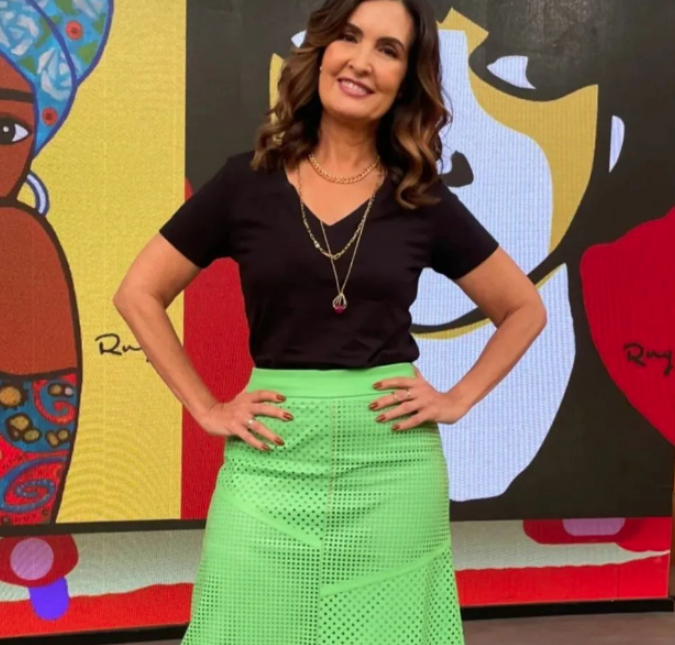 Fátima Bernardes chora ao vivo no <I>Encontro</i> com homenagem dos filhos