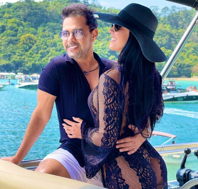 A influenciadora estava compartilhando seus cuidados com o corpo, quando foi surpreendida pelo noivo