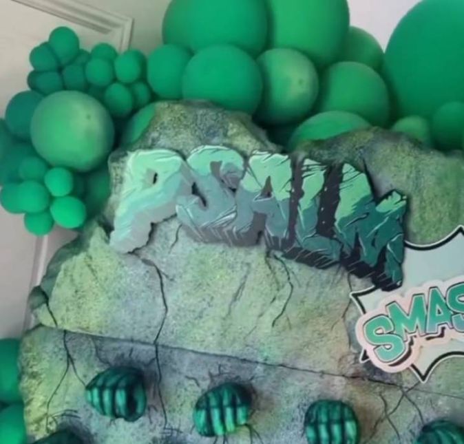 Kim mostrou que não brinca em serviço, especialmente quando o assunto é família. Nos Stories, ela divulgou como ficou a entrada da festa que continha rocha falsa, punhos fechados e o nome do filho escrito em verde. Que decoração!
