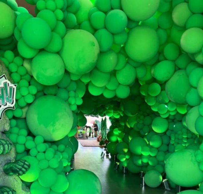 E não parou por aí! Para adentrar no mundo do gigante verde nunca foi tão legal, afinal, um corredor repleto de bexigas verdes guiava o caminho.