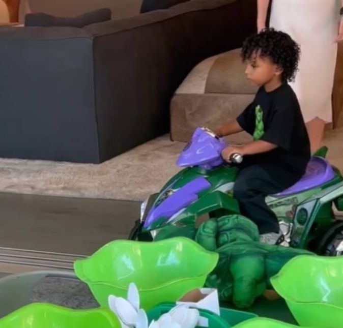 Vrum, Vrum! Em um dos Stories, Psalm apareceu pilotando um quadriciclo de brinquedo - que, obviamente, era verde!