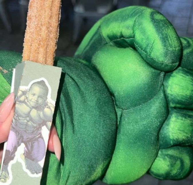 Além da decoração com diversas referências do Vingador, Psalm ainda ganhou uma montagem com o rostinho da criança no corpo do herói. Que festão!