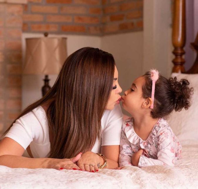 Deia Cypri, esposa do cantor Edson, é mãe da pequena Bella, que irá completar três anos no próximo dia 22 de maio. Sobre a data, ela falou: Eu acho tão linda essa data do Dia das Mães, eu sempre fiz questão de estar do lado da minha mamãe nesse momento, em todos os outros na verdade, sempre fui muito família, eu gosto de comemorar essas datas e dias, eu gosto de fazer com que esses momentos sejam especiais, então sempre estamos juntas, na verdade a vida toda.... Deia também falou da alegria que Bella trouxe para a família: Morei com a minha mãe sempre e com a minha vozinha querida, que agora está lá de cima olhando por nós.  Eu e minha irmã fazemos questão de estarmos juntas, depois que eu me casei também eu sempre fiz questão desse dia, desse domingo,  que é sempre o segundo domingo de maio p assar junto com a minha mãe. Tudo ficou mais lindo ainda com a chegada da Bella, que nasceu em maio. São três anos que eu comemoro os Dias das Mães de uma forma muito especial, agora sendo mãe também de uma princesa que é a nossa Bella que veio pra alegrar tudo.