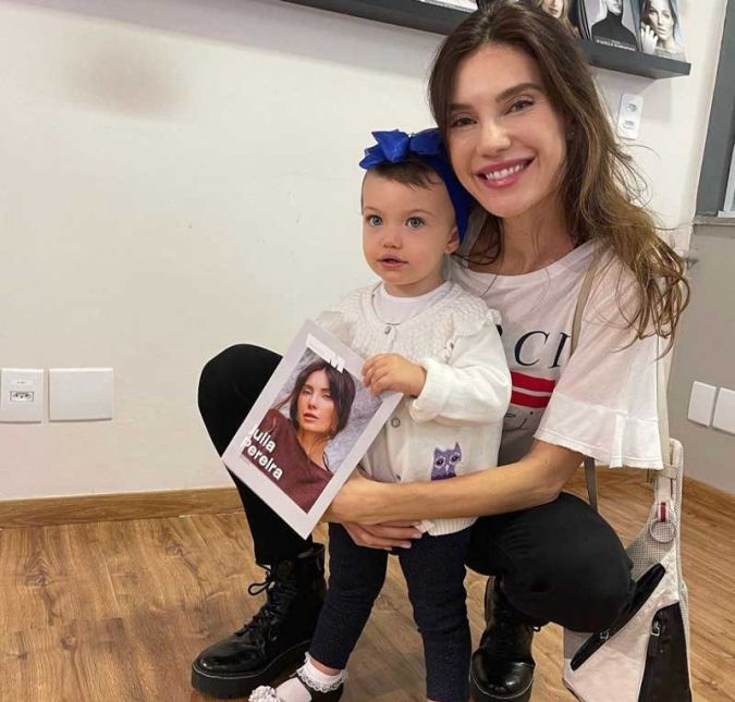Segundo Dia das Mães com a herdeira em seus braços, a modelo e apresentadora Júlia Pereira é só gratidão pela vida da pequena Suzanne, fruto do seu casamento com Amilcare Dallevo Neto. Com exclusividade ao ESTRELANDO, a mamãe de primeira viagem falou o que o Dia das Mães representa: O Dia das Mães deveria ser todos os dias! Pra mim representa a força e a coragem da mulher, aquele amor infinito, sabe? É um amor puro, avassalador e lindo!