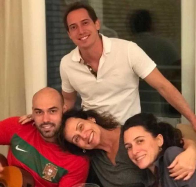 Mãe de três filhos, Neto, Alexandre e Andrea, a apresentadora Faa Morena também falou com exclusividade sobre a comemoração tão especial: Mãe entende o significado de amor sem condições. Entende que os filhos vão e trazem histórias que vêm do que formamos juntos. E trazem netos. Olho pra trás e sinto, agora com minha neta, o tanto que uma mãe pode aproveitar. O dia das mães me remete ao que podemos ser como mulheres. Faa é avó da pequena Suzanne.