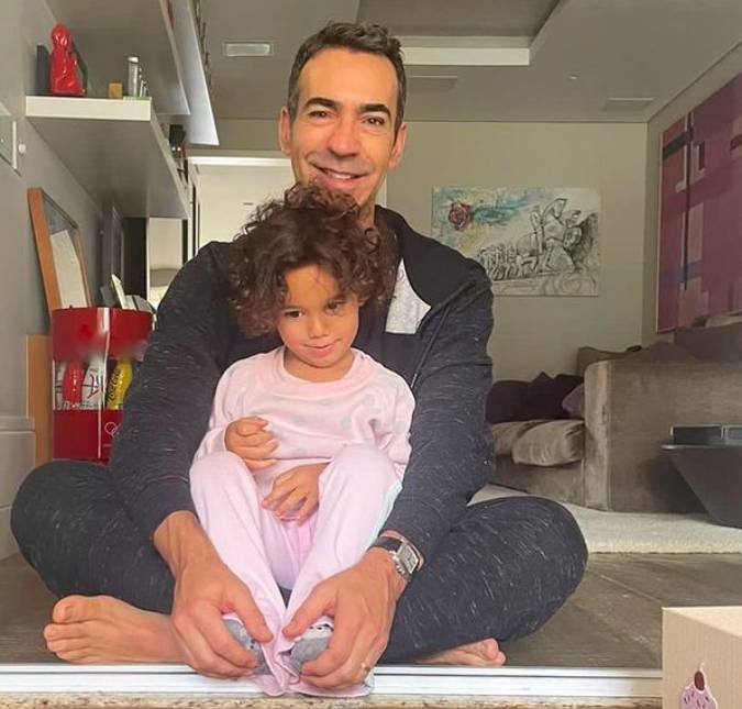 De pijama, César Tralli aparece em momento raro com a filha Manuella: <I>Sabadou</i>