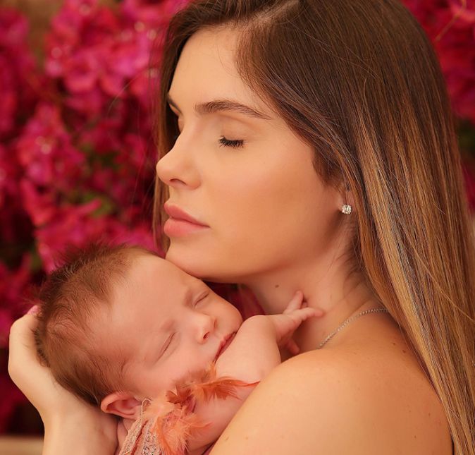 Bárbara Evans deu à luz sua filha Ayla no dia 3 de abril, e a pequena de apenas um mês de vida também ganhou uma declaração da mamãe: Meu primeiro dia das mães. Ser mãe sempre foi o meu maior sonho e agora que você está nos meus braços, eu tenho certeza que eu fiz a melhor escolha da minha vida. Eu te amo incondicionalmente minha filha!
