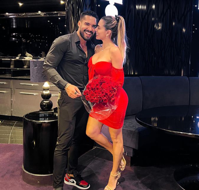 A pista de solteiros está bombando! No dia 7 de maio, Bil Araújo usou os Stories de seu Instagram para anunciar que ele e Erika Schneider não estão mais juntos. Em um breve texto, ele escreveu: De hoje em diante eu e Erika seguiremos outros caminhos, agora como amigos. Peço que respeitem muito esse momento. Obrigado por todos que torceram e continuam torcendo. Amo vocês. Erika não chegou a publicar nada a respeito do assunto em suas redes sociais. O casal havia assumido o relacionamento cinco semanas antes, quando Bil pediu a dançarina em namoro durante um cruzeiro. Que pena, né? A seguir, confira mais casais que chegaram ao fim em 2022.