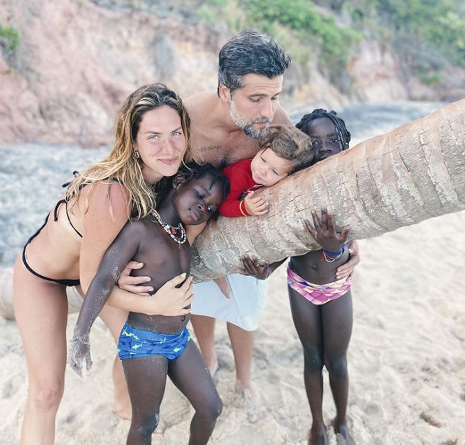 Giovanna Ewbank publicou um vídeo com momentos junto de seus pequenos, e na legenda escreveu: Eu posto esse vídeo com lágrimas nos olhos, de AMOR, de TANTO AMOR…eu já não sei o que é a felicidade senão por vocês, senão pela realização de vocês. A minha vida se transformou quando cada um dos meus filhos chegou. 3 filhos. 3 maternidades diferentes. E um só sentimento, FORÇA! Sim, nós mulheres temos que ser muito fortes para enfrentar todos os desafios que a maternidade nos trás, mas o resultado é algo que ninguém sentirá senão através do ser mãe…e acho que esse sentimento não consegue ser traduzido através de uma palavra, pelo menos eu não consigo resumir a isso, eu sempre penso que essa palavra na verdade não existe, porque “isso” é sentido, é além da fala, da palavra, vem da alma. E ninguém nunca conseguirá traduzir esse sentimento de mãe e filho em palavras. Ser mãe é amar, ter medo, raiva, ser feliz, realizada, ser capaz, incapaz, chorar, sorrir, se culpar, ser forte, fracassar…e tantas outras coisas, tudo ao mesmo tempo, todos os dias. Você consegue definir o que é ser mãe? Eu não, mas sim. É a maior loucura, a maior viagem que podemos embarcar, cheia de tropeços mas com uma certeza, É A MELHOR COISA DO MUNDO! Obrigada por me fazer leoa meus filhos, obrigada por me fazer mãe. Quem não adora essa família?