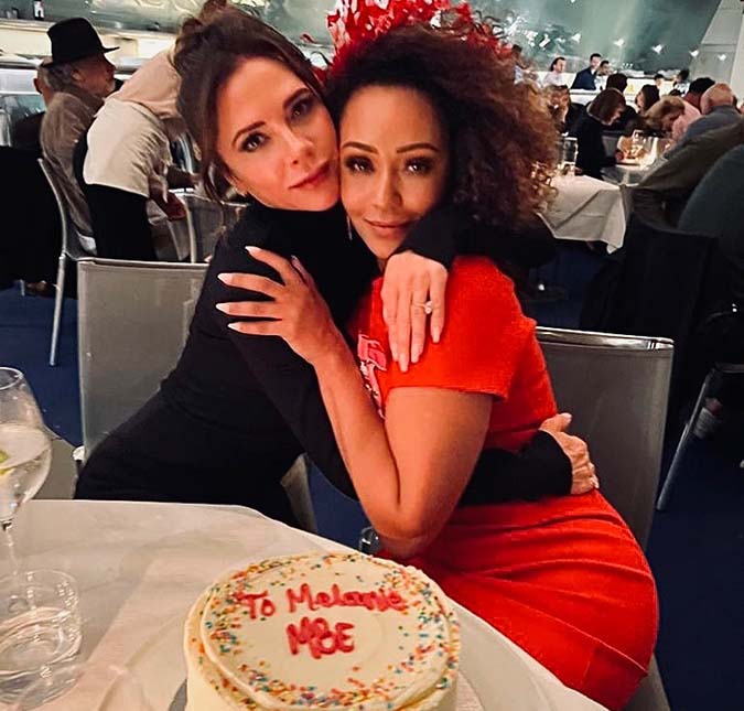 Mel B usa <i>look</i> escolhido por Victoria Beckham para receber prêmio da realeza britânica: <i>25 anos de amizade e ainda gostamos uma da outra</i>