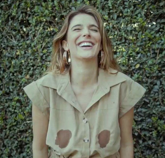 Mãe de Rocco e Leon, Rafa Brites decidiu compartilhar com seus seguidores uma reflexão sobre o que é ser mãe. Ser mãe me trouxe o medo de morrer. Até então eu não pensava na morte, não era uma questão, e mesmo o medo de perder alguém era algo distante. Desde o momento que virei mãe tudo isso mudou. Agora junto com a consciência da finitude, vem a percepção da vida, do tempo… nada nos traz maior sensação de tempo do que ver uma criança crescer. Sabe quando você passa um tempo sem ver os filhos de uma amiga e encontra eles estão enormes? Aquilo nos faz pensar, caramba sera que eu envelheci assim? Por isso digo que filhos nos trazem VIDA! O medo de partir nos faz valorizar estar aqui. Eles nos fazem notar o tempo passar e com isso viver se torna urgente. Não é o esteriótipo de viver intensamente que vemos nos filmes e comédias. Não é saltar de paraquedas, beber ate cair ou fazer loucuras de amor. Esse viver que intensamente para mim foi simplesmente SER MAIS eu! Eu não tenho tempo a perder. É não precisar ficar agradando. Ser mãe me trouxe autoconfiança autoconhecimento, porque eu preciso viver e tempo curto que tenho aqui com meus filhos nessa passagem. Tudo que eu faço que eu tenha que os deixar TEM QUE VALER muito a pena! A vida se torna mais profunda, as amizades, os papos, o trabalho. Tem que ser né? porque a concorrência é grande. Falo muito aqui sobre os perrengues de ser mãe, e são muitos. Mas nada me faz tão viva, tão feliz e tão realizada quanto a maternidade. Feliz dia das mães minhas seguidoras amadas!