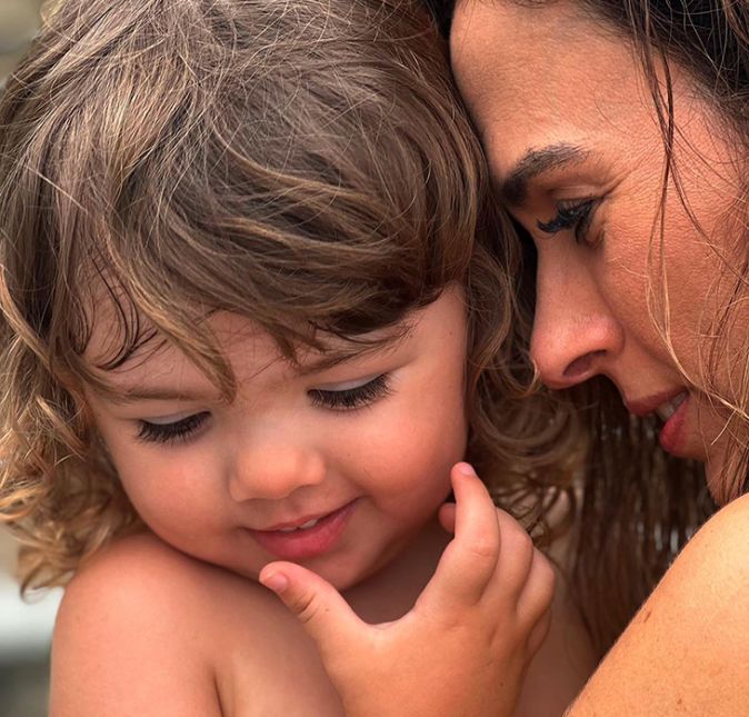 Amor de mãe é daqueles que realmente não se mede, e no Dia das Mães, muitas famosas aproveitaram para fazer declarações especiais aos seus filhos. Foi o caso de Tatá Werneck, que publicou esta foto fofa com Clara Maria e escreveu: Acordei com um beijinho , dizendo: te amo, mamãe. Não há nada no mundo que consiga explicar , não há ninguém comparável, não há sentimento maior, mais nobre e puro. Só uma mãe para entender o que outra mãe sente. Dia das mães também é dia das filhas. Porque graças a você eu expandi minha capacidade de amar. Feliz dia das mães. Fofas demais, né? Na galeria a seguir, confira mais famosas que fizeram declarações especiais no Dia das Mães!