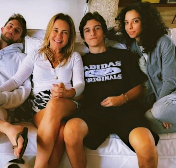 Adriana Esteves posa sorridente ao lado dos três filhos
