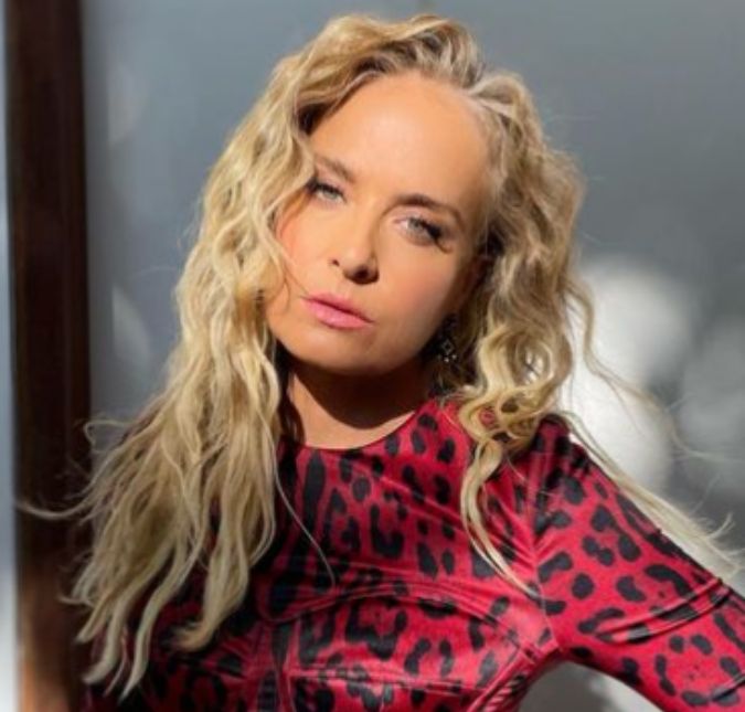 Angélica usa vestido de 18 mil reais no Domingão A peça é assinado pela grife Dolce & Gabbana