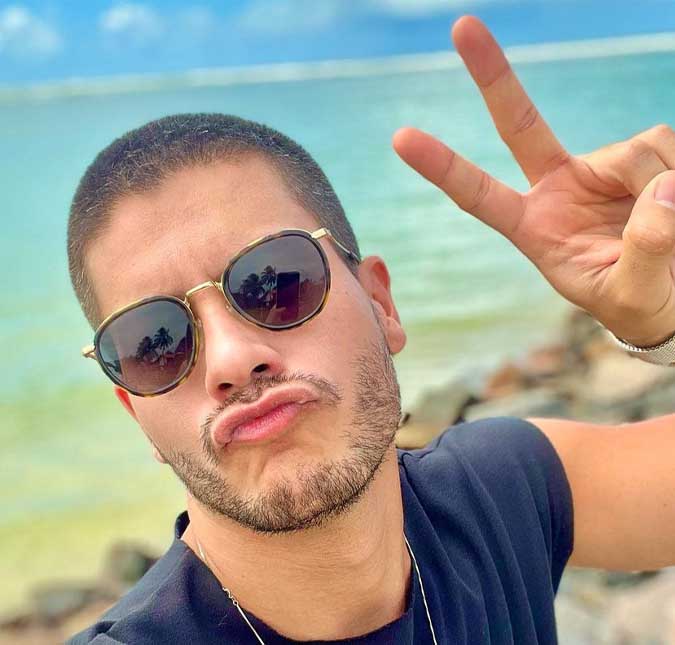 Arthur Aguiar pede ajuda dos fãs para conseguir parceria musical: <i>Envia para o artista que você acha que deveria gravar comigo</i>