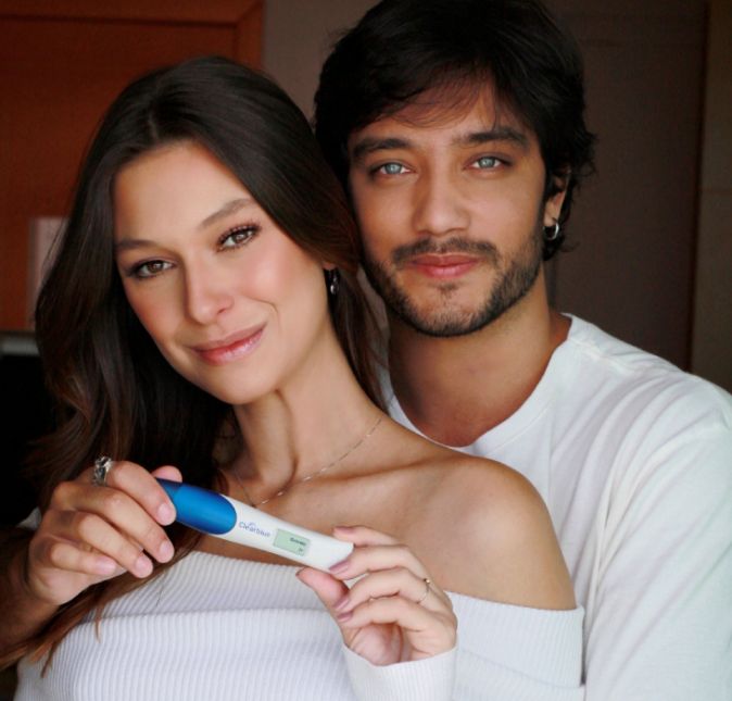 Day Mesquita que ficou conhecida pelos trabalhos em Cheias de Charme e Além do Horizonte, pela Rede Globo e também de Amor sem Igual pela Record, anunciou que está grávida. Ao lado de Pedro Says, com quem a artista se relaciona, os dois receberam a notícia com muita alegria e compartilharam com a imprensa dizendo: Eu e o Pedro já conversávamos sobre aumentar a família, moramos juntos desde 2019 e temos duas filhas que adotamos, só que até então de quatro patas! A boa notícia veio antes do que imaginávamos e esse bebê já é muito desejado e amado... Agora estamos ansiosos para saber o sexo do bebê e então escolher um nome porque cada hora é um novo apelido! Day ainda revelou como que foi a sua reação ao descobrir que está grávida: Foi uma surpresa! Senti um misto de emoções que nem consigo explicar. É tudo muito novo, estou aos pouquinhos entendendo esse milagre que é essa vida que cresce aqui dentro. Estou gestando um bebê e gestando também essa nova fase minha como mulher, agora mãe, que cresce diariamente em aprendizados e amor. Que fofa!