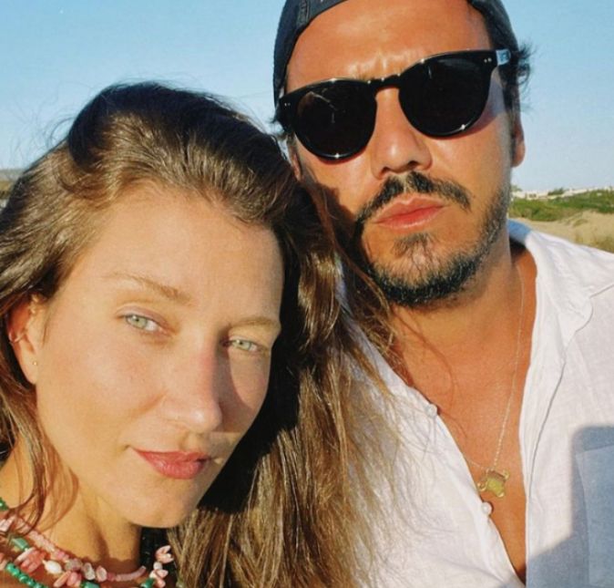 Gabriela Pugliesi que está junto com Túlio Dek anunciou no começo de maio que está esperando o seu primeiro filho. Em uma publicação nas redes sociais, a nova mãe postou um vídeo comentando a recente descoberta: Esse vídeo é muito esperado por quem gosta de mim e me acompanha. Eu estou grávida  [...]. Eu sabia que tinha dado certo porque já fiz teste mil vezes na época que eu tentava ter filho, e nunca tinha dado positivo então eu sabia que na hora que desse é porque eu estava. Queria falar muito além de que eu estou grávida, mas dar esperança para as mulheres que estão na tentativa de ter filho há um tempo, porque eu sei o quanto esse processo é dolorido. Até ano passado, eu estava em uma outra relação, eu tentei engravidar com todos os tratamentos que existem. [...] Foi uma fase muito pesada para muito, porque eu não dividia isso com a minha família, tive que lidar com muita coisa sozinha. E mais ainda com um turbilhão de emoções dos hormônios [...]. Eu sempre renasço das cinzas na vida, quantas vezes for necessário. Mas isso que aconteceu comigo acho que nem nos meus melhores sonhos, eu esperava. É mais uma prova do que sempre falo, é para confiar na vida. Um ano depois estou grávida, do amor da minha vida, sem nenhum tratamento, sem planejar, sem tentar. Aconteceu da forma mais natural possível. [...] Eu sempre soube que viria na hora certa. Ele veio na hora mais mágica de todas, na hora que tinha que vir. Quando finalmente eu estava em paz, segura, tranquila. Quando eu estava vivendo a minha vida com menos regras, menos restrições, quando a relação com o meu corpo deu uma trégua e eu passei a viver com mais fluidez. [...] Estou com 36 anos, e o ápice da minha felicidade chegou agora. Parece que eu vivi esse tempo todo para chegar neste momento. Porque hoje, sim, eu me sinto completa. Não poderia vir antes. [...] Se for pra você ser mãe, você vai ser. [...] Eu estou de 14 semanas, barrigudinha já. Com oito semanas eu já tinha uma barriga. E mais uma coisa que eu estou tão feliz, eu nem consigo acreditar. Para completar a minha felicidade, a minha irmã Marcela está grávida da mesma semana que eu. A gente engravidou juntas, sem querer. 