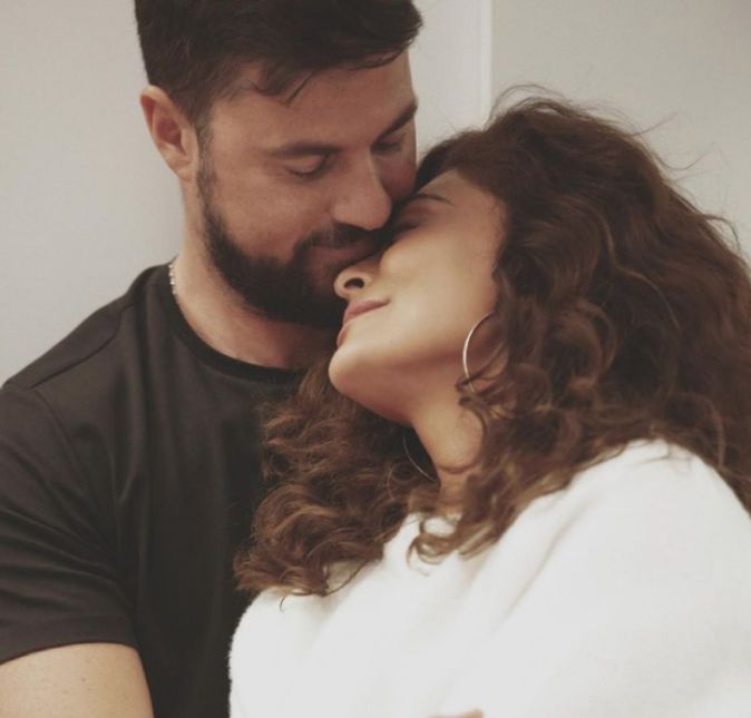 Quando se fala em relacionamento de celebridades, muitas pessoas já pensam naquelas relações mais polêmicas e até mesmo as que terminam após pouco tempo. Juliana Paes e Carlos Eduardo Baptista estão juntos há cerca de 18 anos e a atriz faz questão de descrever o casamento como amigos, companheiros e amantes. Durante uma entrevista para o Podcast PodDelas, a artista contou que assim como outros casais, eles também contam com seus momentos de altos e baixos: Não tem chama que fique acesa. A chama apaga, aí você acende de novo. A chama vai, implode, e você risca o fósforo. Negócio de manter a chama acesa não existe, não acredito muito nisso. Relacionamento é isso: fase de chama labareda e fase de breu. Juliana Paes revelou também que os dois viu o maridão pela primeira vez em uma academia, mas só resolveram conversar e se envolver durante um show da banda O Rappa e depois disso não se largaram mais. A atriz fez questão de deixar claro também que apesar de estarem juntos por muito tempo, o relacionamento não é um mar de rosas: A gente é amigo, companheiro, amante. Tem momentos que a gente é mais amante do que amigos, outros que a gente é mais amigo que amante. É uma ilusão achar que os relacionamentos longos são um mar de rosas. Todo mundo sabe disso. A gente briga para caramba, depois se entende. Tem fases que está cada um mais no seu canto, e tudo bem. E fases que está mais 'ti-ti-ti-ti' (juntinhos). Lembrando que Juliana Paes e Carlos Eduardo têm dois filhos juntos desta união, Pedro de 11 anos de idade e Antonio de apenas oito anos de idade. A seguir, saiba quem são os outros famosos com casamentos duradouros!