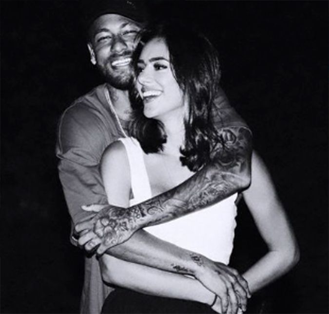 Em certa ocasião, Bruna estava interagindo com os seguidores na web e aproveitou para compartilhar um clique inédito do casal. Quando a internauta quis saber qual era a sua foto preferida, a morena publicou a imagem em preto e branco dos dois abraçados e sorridentes. Amo várias. Mas acho que essa é a favorita, escreveu. Em certa ocasião, Bruna estava interagindo com os seguidores na web e aproveitou para compartilhar um clique inédito do casal. Quando a internauta quis saber qual era a sua foto preferida, a morena publicou a imagem em preto e branco dos dois abraçados e sorridentes. Amo várias. Mas acho que essa é a favorita, escreveu.