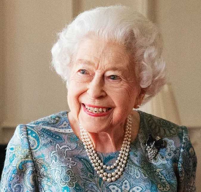 Rainha Elizabeth II será substituída pelo filho Charles no discurso de abertura do Parlamento