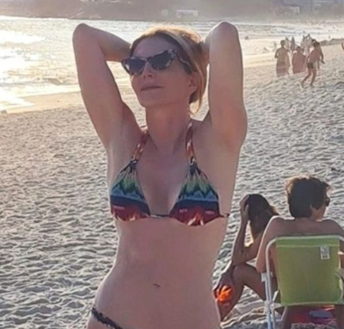 Algumas famosas já passaram dos 60 anos de idade, mas não deixam os números influenciarem parte de sua autoestima, como por exemplo, Maria Padilha compartilhou em suas redes sociais uma foto para deixar qualquer fã e seguidor de queixo caído. A bonitona que está no auge dos seus 62 anos de idade apareceu na praia de biquíni florido no Instagram, óculos escuro, cabelo preso e as mãos para cima posando para a foto. Mas o que realmente chamou a atenção foi que ela está com um corpo escultural e magérrima. Uau! A seguir, confira mais sessentonas que estão com tudo em cima!