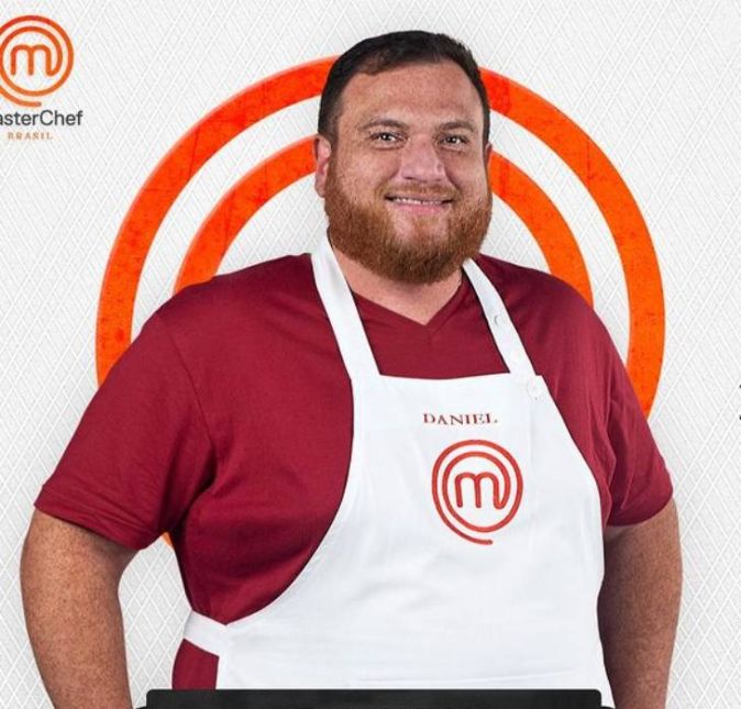 Daniel Ferreira ama muitas coisas. O vendedor de 41 anos de idade, se apresentou e contou que canta, toca vilão, sai com os amigos para beber, lê e ama estudar. E, entre todos esses gostos, não poderia faltar a cozinha. Todo final de semana sempre cozinho, confessou o participante. Faz de tudo!