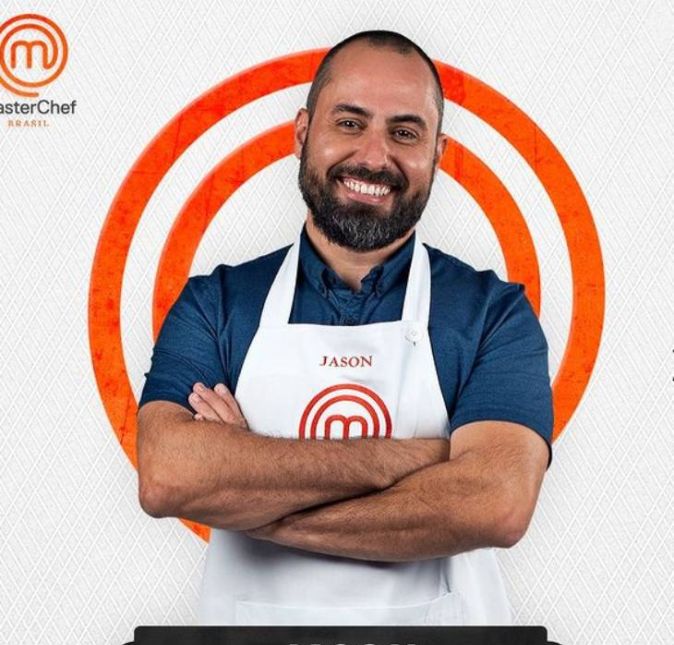 Rockeiro gospel no MasterChef Brasil? Aqui temos! Jason Souza tem 40 anos de idade e odeia jogar comida fora. Ele confessou que quando tem tempo, tenta reutilizar todos os ingredientes que tem em casa: As minhas criações são feitas no final de semana. Ao invés de jogar comida fora, eu crio. Que incrível!