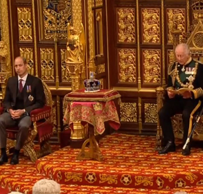Acompanhado do príncipe William, príncipe Charles realiza abertura do Parlamento e se emociona ao olhar coroa da mãe
