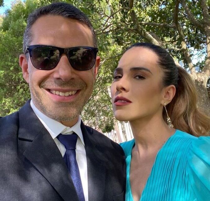 Através das redes sociais, a cantora compartilhou um comunicado falando sobre o fim do casamento. Após 17 anos juntos, um relacionamento pautado no amor, respeito mútuo e felicidade, anunciamos que não somos mais um casal. Depois de muita reflexão, decidimos pacificamente encerrar nossa relação conjugal. Ao lado dos nossos filhos incríveis e que amamos incondicionalmente, continuaremos a ser uma família, com os mesmos valores e princípios que nos uniram até aqui. Pedimos a todos espaço e privacidade neste momento, escreveu a filha de Zezé Di Camargo. Continue por aqui e confira tudo que já se sabe sobre o assunto!