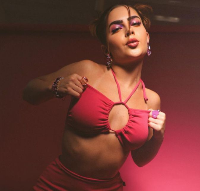 Alguns participantes do Big Brother Brasil fizeram muito sucesso depois de participarem do reality, seja na atuação, na política, embaixadores ou como apresentadores. É o caso, por exemplo, de Jade Picon que dividiu opiniões após um anúncio em seu nome nas redes sociais. Pois é, a ex integrante do BBB22 acabou sendo anunciada para trabalhar na próxima novela das nove da Globo escrita por Glória Perez. Segundo o Extra, a influenciadora chegou a fazer testes, dividiu cena com Chay Suede e conseguiu o papel de antagonista da heroína da trama. Que tudo, né!? Veja, a seguir, quem mais conquistou sucesso depois que saiu da casa mais vigiada do Brasil!