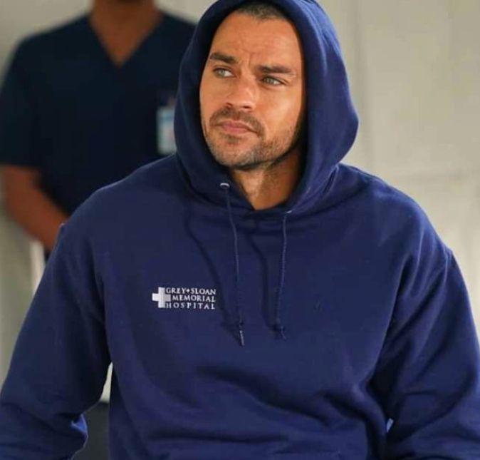 Vira e mexe alguma foto com um ângulo indiscreto ou uma roupa mais colada faz com que as partes íntimas dos astros fiquem em evidência. Em outros casos, eles mesmos abrem o jogo e mostram que não precisa ter vergonha para tocar no assunto. Jesse Williams, que ficou conhecido por interpretar o médico Jackson Avery na série Grey's Anatomy, acabou viralizando recentemente nas redes sociais por conta de sua anatomia após ter cenas de nu frontal vazadas. Pois é, um espectador de um musical em que o artista faz parte causou um alvoroço na web ao quebrar um acordo de confidencialidade da peça. Eita! Confira, a seguir, outros famosos cujas partes íntimas deram o que falar!