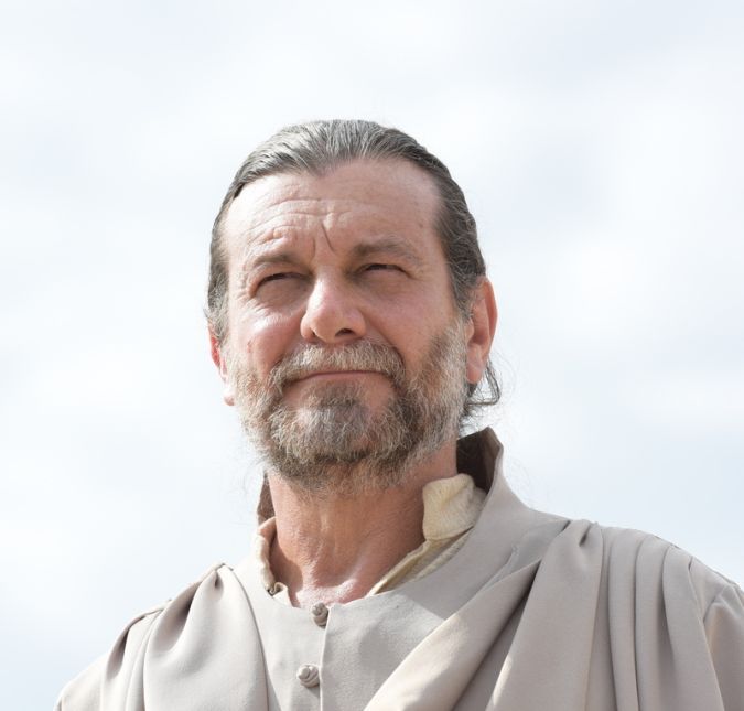 Samuel irá contrariar a vontade dos anciãos e convocará todo o povo para anunciar o novo escolhido de Deus para comandar a nação. Samuel irá contrariar a vontade dos anciãos e convocará todo o povo para anunciar o novo escolhido de Deus para comandar a nação.