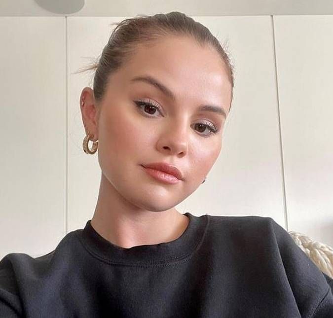 A cantora postou um vídeo de skincare no mesmo dia que a modelo e foi criticada