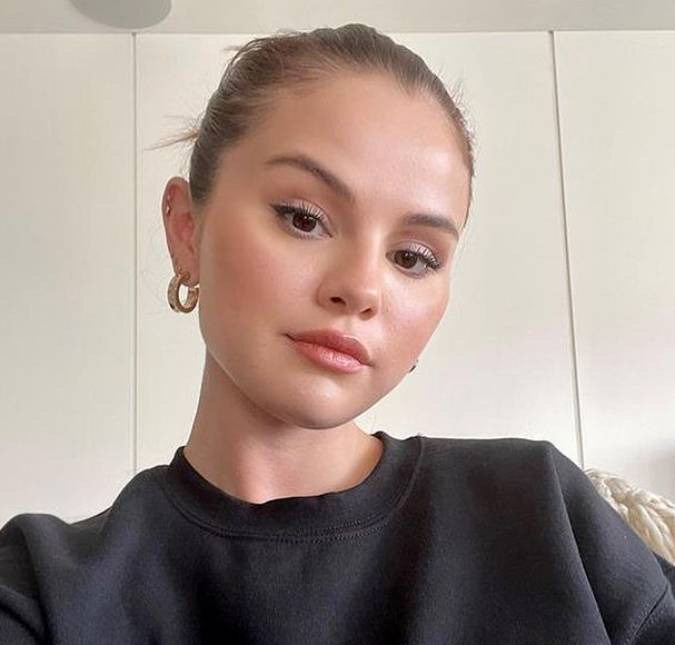 Selena Gomez desabafa após ser acusada de imitar Hailey Bieber: <I>Não faço ideia do que eu fiz, sinto muito</i>