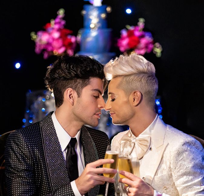 Um luxo de casamento! Frankie Grande, irmão de Ariana Grande, decidiu fugir do convencional e preparou uma cerimônia de casamento com tema de Star Wars para oficializar seu relacionamento com o ator Hale Leon.