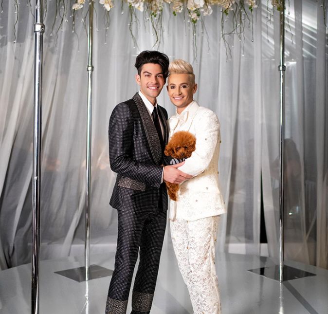 E o que falar dos looks escolhidos pelo casal? Um obrigado especial para Dolce & Gabbana por nos vestir nestes incríveis ternos. Nós os amamos!, escreveu Frankie. Chique demais, hein?