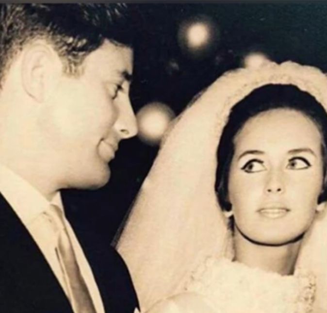 Em comemoração aos 56 anos do casamento de Helô Pinheiro e Fernando Pinheiro, pais de Ticiane Pinheiro, ela mostrou um clique do dia especial e encantou os seguidores. Como legenda, a apresentadora escreveu: Mamy e Papy, a felicidade de vocês é a minha! Que delícia ver a união de vocês, que já dura 56 anos. Ninguém disse que seria fácil, mas vocês venceram todos os obstáculos, sabe por quê? O amor sempre vence e vocÊs são um exemplo de amor, companheirismo e vitalidade! Amo vocês. Parabéns pelo aniversário de casamento. 56 anos não é para qualquer um. Bacana, né?