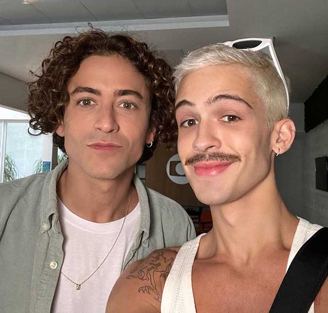 Após meme de <i>Pantanal</i> viralizar, João Guilherme e Jesuíta Barbosa se encontraram na <i>Globo</i> e brincam: <I>Loucura no multiverso</i>