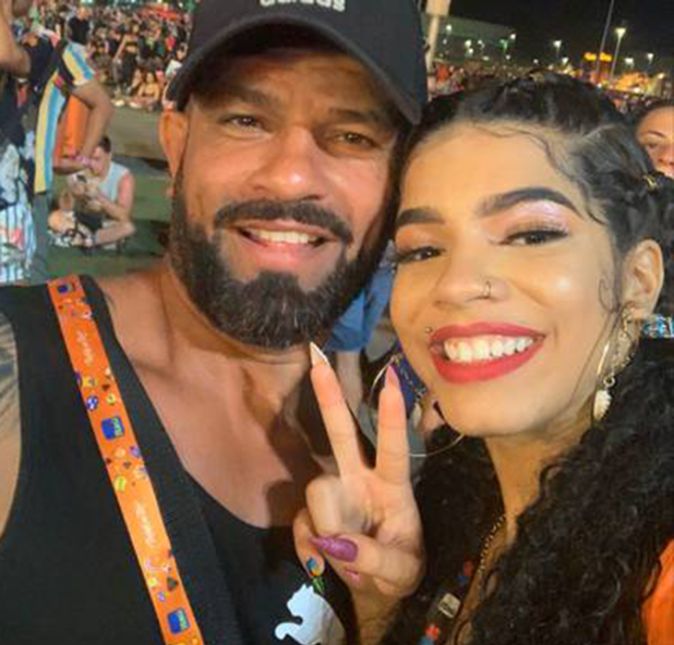 Maria que participou do BBB22 acabou sendo expulsa do confinamento por conta de algumas atitudes que teve com Natália durante o jogo da discórdia - e sua relação com seus familiares tem sido assunto após o reality. O pai da cantora, Carlos Câmara, contou que não teve contato com a filha desde a saída dela do BBB, que ele tem dificuldade de saber qualquer coisa sobre ela e após todo bafafá, Maria foi até as redes e deixou claro que não deve satisfações públicas sobre a vida pessoal para ninguém. Em entrevista à colunista Fabia Oliveira, ele disse: - Já perdi as esperanças. Acho ela ingrata. Eu sempre fechei com ela, sempre fui um bom pai para ela, independente de qualquer coisa. De repente, ela me trata como se eu fosse um fã chato dela. Espero que ela mude, porque assim ela não vai chegar em lugar nenhum. Família é importante para caramba. Ele ainda disse: - Quando ela saiu do BBB, ela ligou para mim à noite, falou comigo, me pediu para ir na casa dela. Só que estávamos tendo muitos desencontros e eu acabei não indo. Na última vez que ela me chamou, eu não estava bem, estava com uma dor de cabeça incrível, e ela ficou aborrecida. Depois disso, não falou mais comigo, me bloqueou, trocou o número do telefone, trocou de endereço. Ela vai em Cordovil, mas não vai na minha casa, não me procura mais, ou seja, cortou relações comigo. Eita!