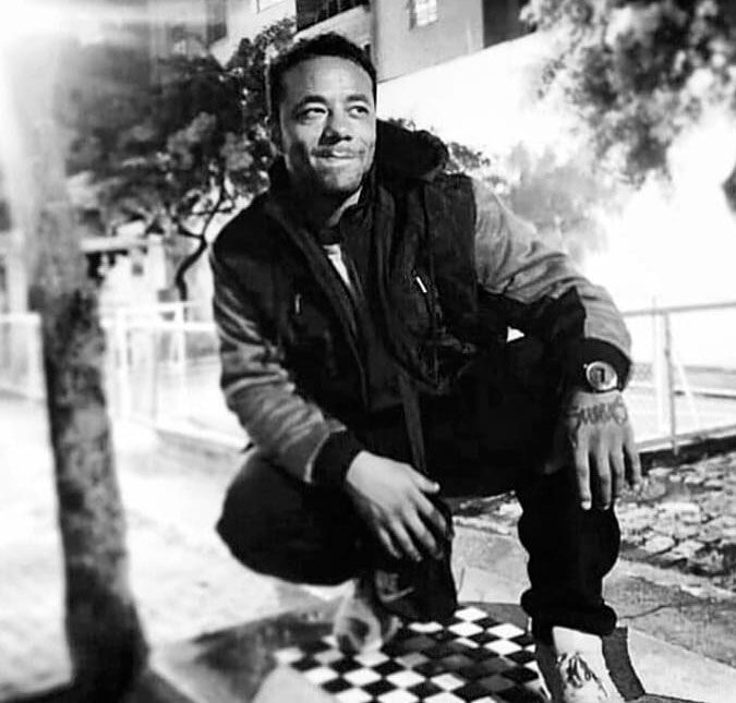 O artista precisou ser contido por agentes da Polícia Federal após se recusar a pagar taxa