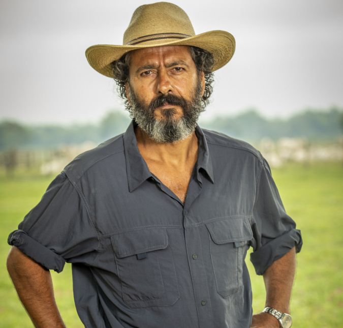 A novela Pantanal está fazendo o maior sucesso! Mas, para quem não é da região pantaneira ou não acompanhou a trama em 1990, alguns termos usados pelos personagens podem parecer um pouco estranhos. Por isso, o ESTRELANDO preparou uma galeria completinha explicando o significado dos nomes e expressões mais usados na novela. E, para começar, vamos com uma bem simples. Vira e mexe, a gente escuta os peões da fazenda de José Leôncio dizendo: Palavra de Peão. Essa expressão é uma forma deles afirmarem que estão fazendo uma promessa. Legal, né? Continue entendendo mais sobre o vocabulário pantaneiro! A novela Pantanal está fazendo o maior sucesso! Mas, para quem não é da região pantaneira ou não acompanhou a trama em 1990, alguns termos usados pelos personagens podem parecer um pouco estranhos. Por isso, o ESTRELANDO preparou uma galeria completinha explicando o significado dos nomes e expressões mais usados na novela. E, para começar, vamos com uma bem simples. Vira e mexe, a gente escuta os peões da fazenda de José Leôncio dizendo: Palavra de Peão. Essa expressão é uma forma deles afirmarem que estão fazendo uma promessa. Legal, né? Continue entendendo mais sobre o vocabulário pantaneiro!