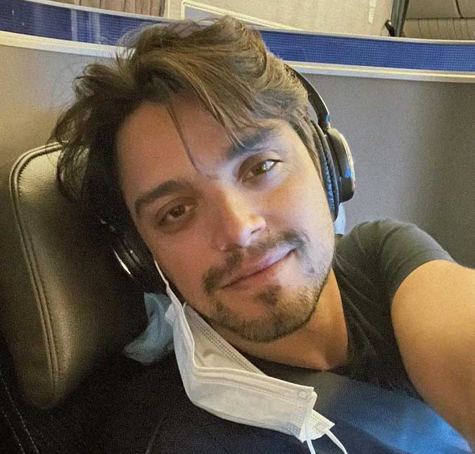 Rodrigo Simas anuncia saída da Rede Globo após dez anos: <i>Muito feliz e realizado de poder voar e desejar outros caminhos</i>